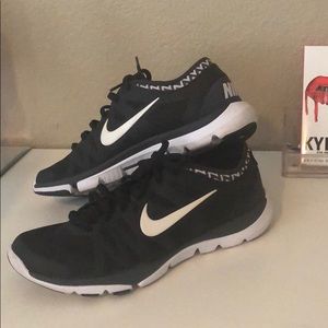 Women’s black chevron Nike Flex Supremes